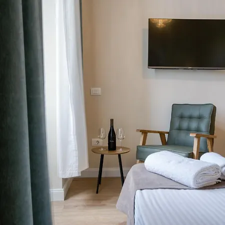 Apartman Aaa & With Free Parking Póla